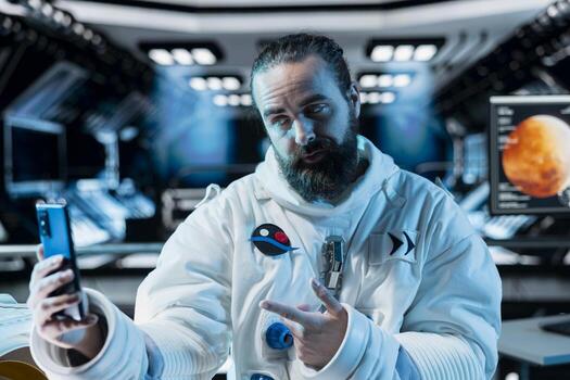 astronauta haciendo remoto videollamada con familia antes de aterrizaje astronave en Marte. hombre en nave estelar utilizando móvil teléfono, hablando con amado unos durante misión a rojo planeta superficie foto