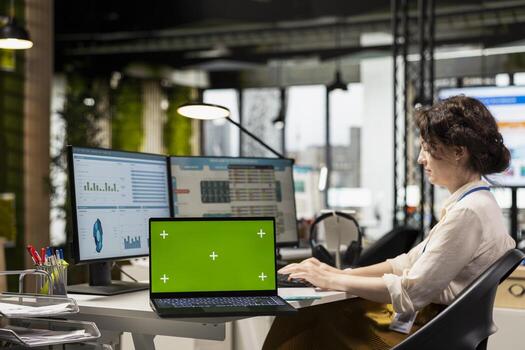 empresa trabajador manejo datos análisis siguiente a aislado mostrar, conducción estratégico planificación para reporte escribiendo, negocio administración soluciones ese mejorar resultados y eficiencia. foto