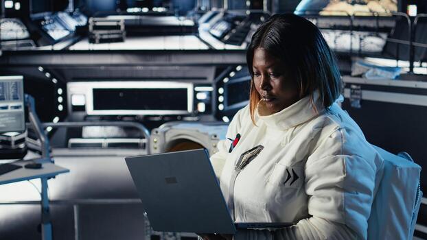 astronauta cheques orbital navegación datos en cabina después completando planeta superficie expedición. cosmonauta corriendo telemetria software, actualización vuelo Iniciar sesión a regreso hogar foto