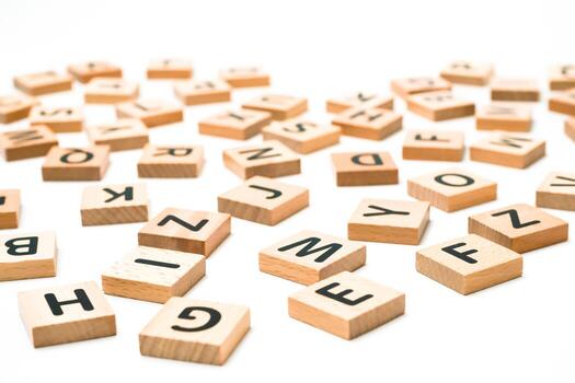 dispersado de madera bloques con letras creando un juguetón alfabeto modelo foto