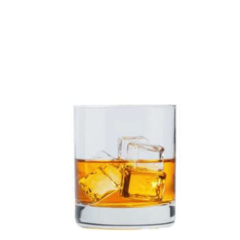 un' bicchiere di whisky con ghiaccio cubi si siede elegantemente, in mostra suo ricco ambra colore e invitante struttura. chiaro bicchiere punti salienti contrasto fra liscio liquido e acuto bordi di Ghiaccio, la creazione di classico png