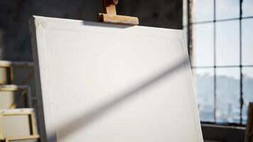 ett staffli med en tom duk i främre av en fönster video