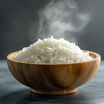 un cuenco de blanco arroz en un mesa con vapor foto