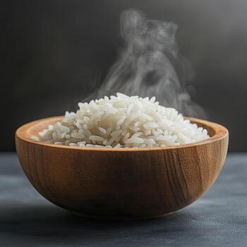 un cuenco de humeante arroz en un oscuro mesa foto