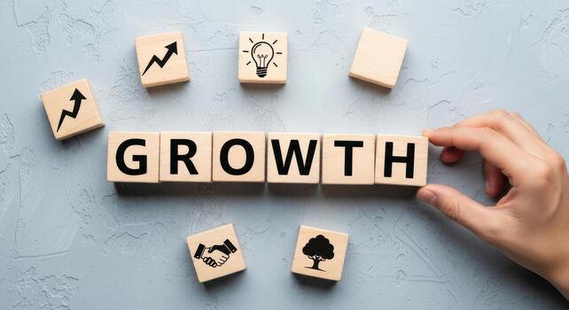 mano arreglando de madera bloques ortografía crecimiento con negocio desarrollo y innovación símbolos foto