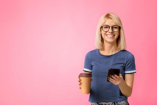 moderno estudiante participación para llevar café y mecanografía en teléfono inteligente en beige antecedentes con vacío espacio, estudio disparo. dama teniendo café descanso después conferencias, utilizando móvil teléfono foto