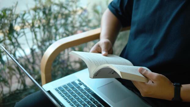 leyendo libros a ganancia más conocimiento y aprender por tú mismo desde libros en tu gratis hora y a relajarse foto