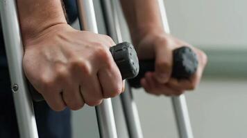 man använder sig av kryckor till hjälpa med gående i sjukhus miljö video