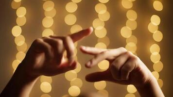 händer räkning gester med sträng lampor i de bakgrund under kväll video