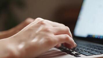 Tippen Hände auf ein Laptop Tastatur schließen oben Erstellen Inhalt zum online Plattform video