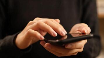 engagerande samspel med de smartphone skärm, användare navigerande mobil teknologi använder sig av fingrar video