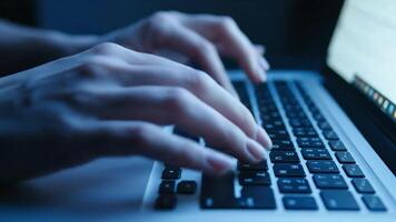 dactylographie sur portable clavier dans foncé chambre, fermer de mains, codage ou l'écriture video
