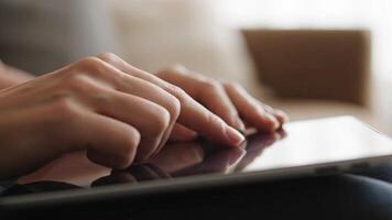 närbild av händer använder sig av pekskärm enhet, navigerande innehåll med finger Rör, modern teknologi video