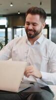 ung affärsman stängning bärbar dator pc dator efter efterbehandling arbete Bra väl Gjort jobb i modern kontor lobby. leende manlig chef man upptagen arbetssätt uppkopplad, e-lärande, bläddring internet på netbook. video