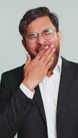 fatigué épuisé Indien homme d'affaire bâillement, somnolent inattentif sentiment somnolent paresseux ennuyé béant Souffrance de manquer de de dormir, chute endormi. arabe hindou homme isolé sur gris studio Contexte video