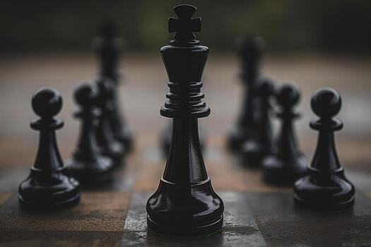 un negro ajedrez pedazo es el centrar de atención en un grupo de negro ajedrez piezas foto