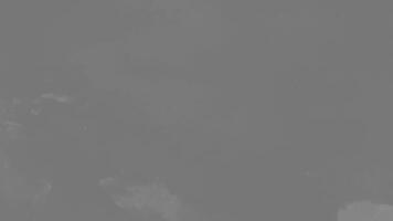 cinzento kraft papel ruído textura 4k Pare movimento . envelhecido velho página sobreposição efeito fundo ciclo animação. vintage papel textura com graxa, mancha, grão, poeira partículas video