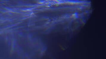 spektral- ljus läcka över mörk bakgrund skapande drömmande prismatisk vågor och Färg bloss i studio video