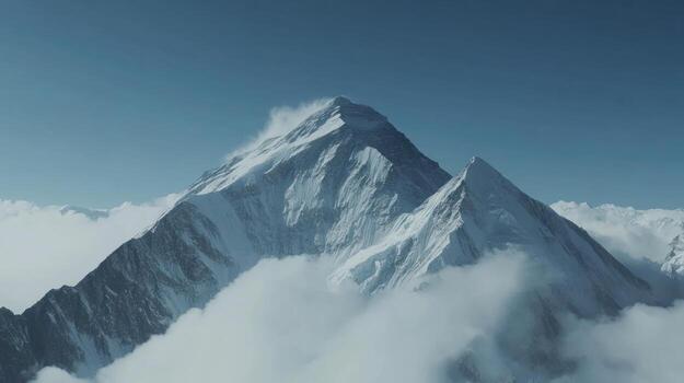 majestuoso montaña pico perforación mediante nubes foto