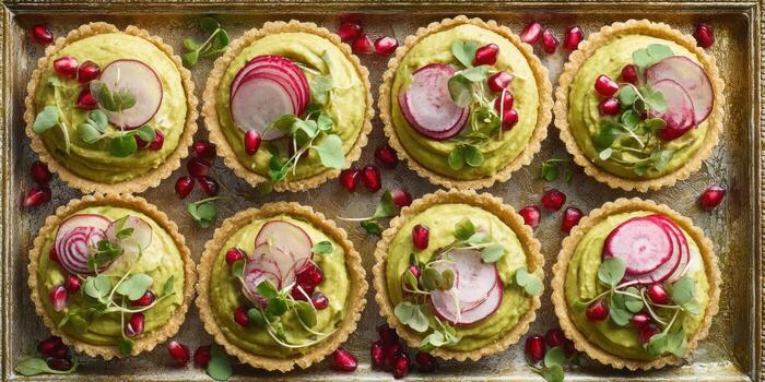 gastos generales ver de ocho mini tartas adornado con rábano verduras y granada foto