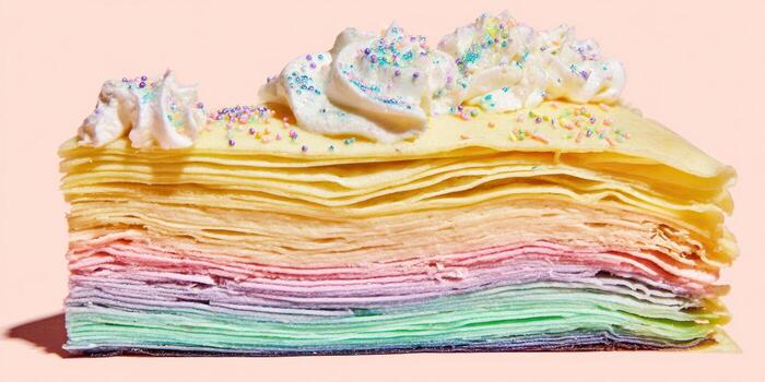 vistoso en capas pastel con azotado crema Adición en contra un ligero antecedentes foto