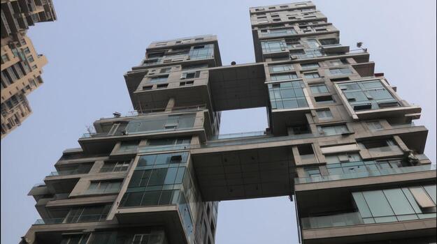 moderno arquitectónico torre con único - y angular estructura foto