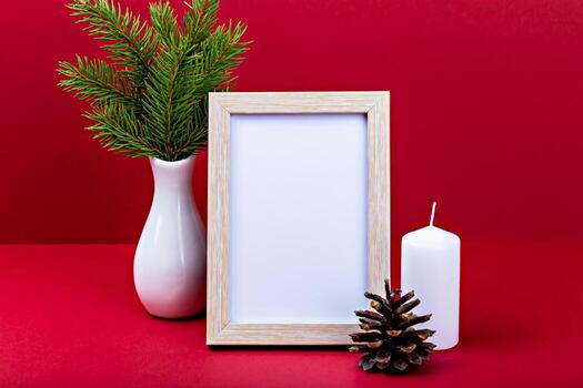Bosquejo. Navidad. decorativo arreglo presentando vacío de madera marco, blanco vela, pino cono y un hojas perennes planta en florero, conjunto en contra vibrante rojo fondo, creando festivo atmósfera foto