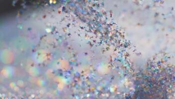 gnistrande glitter partiklar faller ner med regnbåge bokeh effekt på vit bakgrund. video