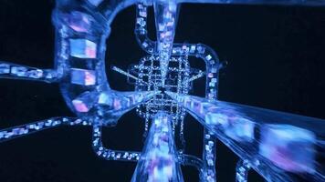 närbild av en blå, lysande, trogen strukturera med flera olika balkar strålande utåt mot en mörk bakgrund med en känsla av rörelse och teknologi. video