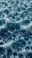 interconectado azul espuma células con lustroso Destacar formar un semitransparente red en un dinámica resumen superficie, animación hecho de flotante cubitos video