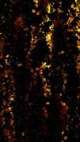 verticaal streams van gesmolten goud borrelen tegen een donker backdrop in een vloeistof abstract van structuur en helderheid, animatie gemaakt van drijvend kubussen video