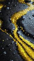lustroso negro y oro líquido patrones entrelazados con reflexivo gotas en un dinámica resumen de movimiento y opulencia, animación hecho de flotante cubitos video