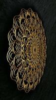 elegante oro ornamento giratorio continuamente terminado único carbón superficie con oscuro textura modelo y brillante reflexión diseño video