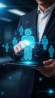 homem de negocios usando tábua com brilhando holográfico pessoas ícones conectado de digital rede. conceito do humano recursos, social conexão e digital comunicação video