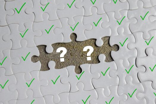 pedazo de rompecabezas rompecabezas con símbolo pregunta marca y correcto . negocio y Finanzas concepto foto