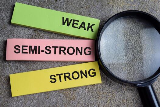 concepto de débil, semi-fuerte, fuerte. eficiente mercado hipótesis escribir en pegajoso notas aislado en de madera mesa. foto