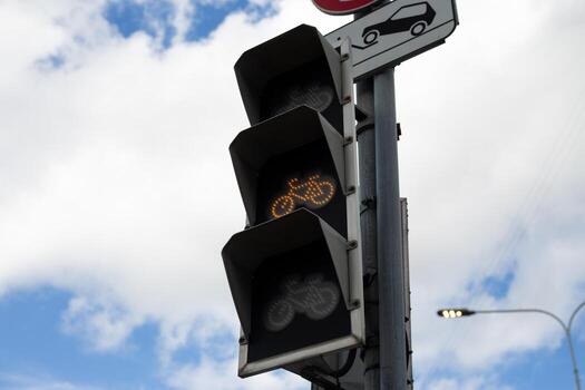 bicicleta tráfico ligero demostración transición fase con amarillo luz, indicando ese ciclistas debería lento abajo y preparar a detener, asegurando seguro la carretera utilizar para ciclistas y otro la carretera los usuarios foto