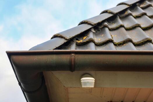 movimiento detector instalando debajo casa techo proteger propiedad foto