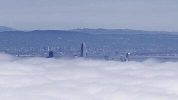 antenn se av san francisco med säljkår torn stigande ovan moln, avlägsen kullar, och montera diablo synlig. gradvis rörelse lägger till djup till de scen. video