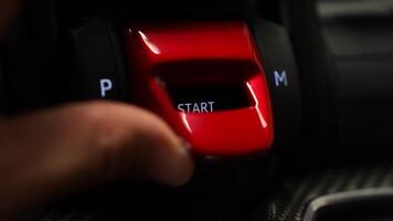 detaljerad se av lamborghini urus Centrum trösta, terar en röd Start knapp, upplyst kontroller, och kol fiber textur med subtil rörelse. video