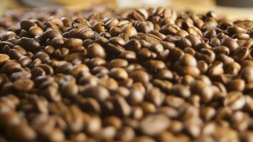 rostad kaffe bönor fylla ram, varje kaffe böna som visar glansig textur och rik tona. kaffe bönor överlappning i skikten, skapande djup och visuell rytm. begrepp av kaffe bönor som symbol hög kvalitet video