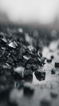 antracita reflexiones un mojado conjunto de carbón fragmentos mostrando agudo bordes y textural foto