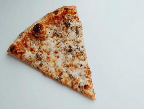 triangular deleitar. un gastos generales ver de un soltero Pizza rebanada en un llanura antecedentes foto