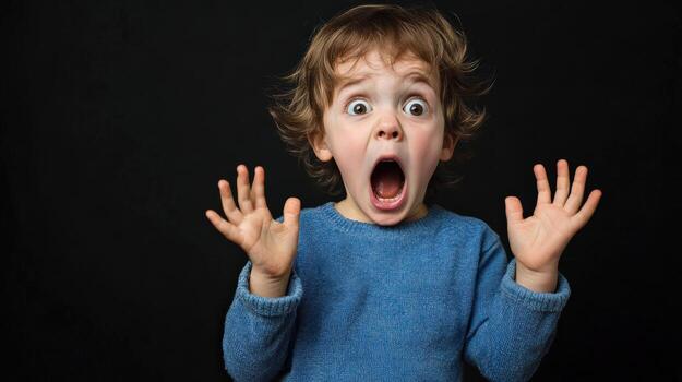 un joven chico con su manos arriba y un conmocionado expresión foto