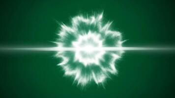 abstrakt energi brista med en ljus central ljus och partikel explosion på en grön bakgrund. video
