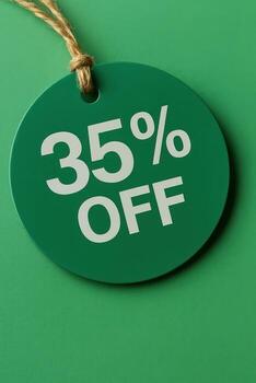 verde precio etiqueta con 35 apagado en un verde antecedentes 3d hacer foto