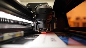 fechar-se do uma ampla formato impressora cabeça operativo, tecnologia dentro Ação, Novo anos resolução, em formação video