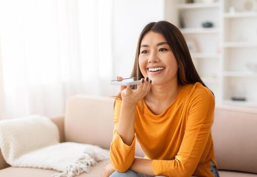 voz solicitud. contento joven asiático mujer sostener móvil teléfono hablar utilizando digital voz grabadora dictar mensaje de voz audio mensaje, disfrutar tecnología innovación buscar datos a web vía móvil ai asistente foto