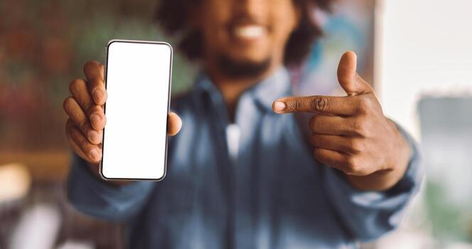 cheque este. de cerca Disparo de negro chico señalando a blanco teléfono inteligente pantalla, sonriente africano americano chico demostración Copiar espacio para móvil solicitud diseño o anuncio publicitario, selectivo enfocar, Bosquejo foto