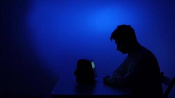 homem silhueta assistindo velho televisão, vintage televisão atrasado noite com azul luz video